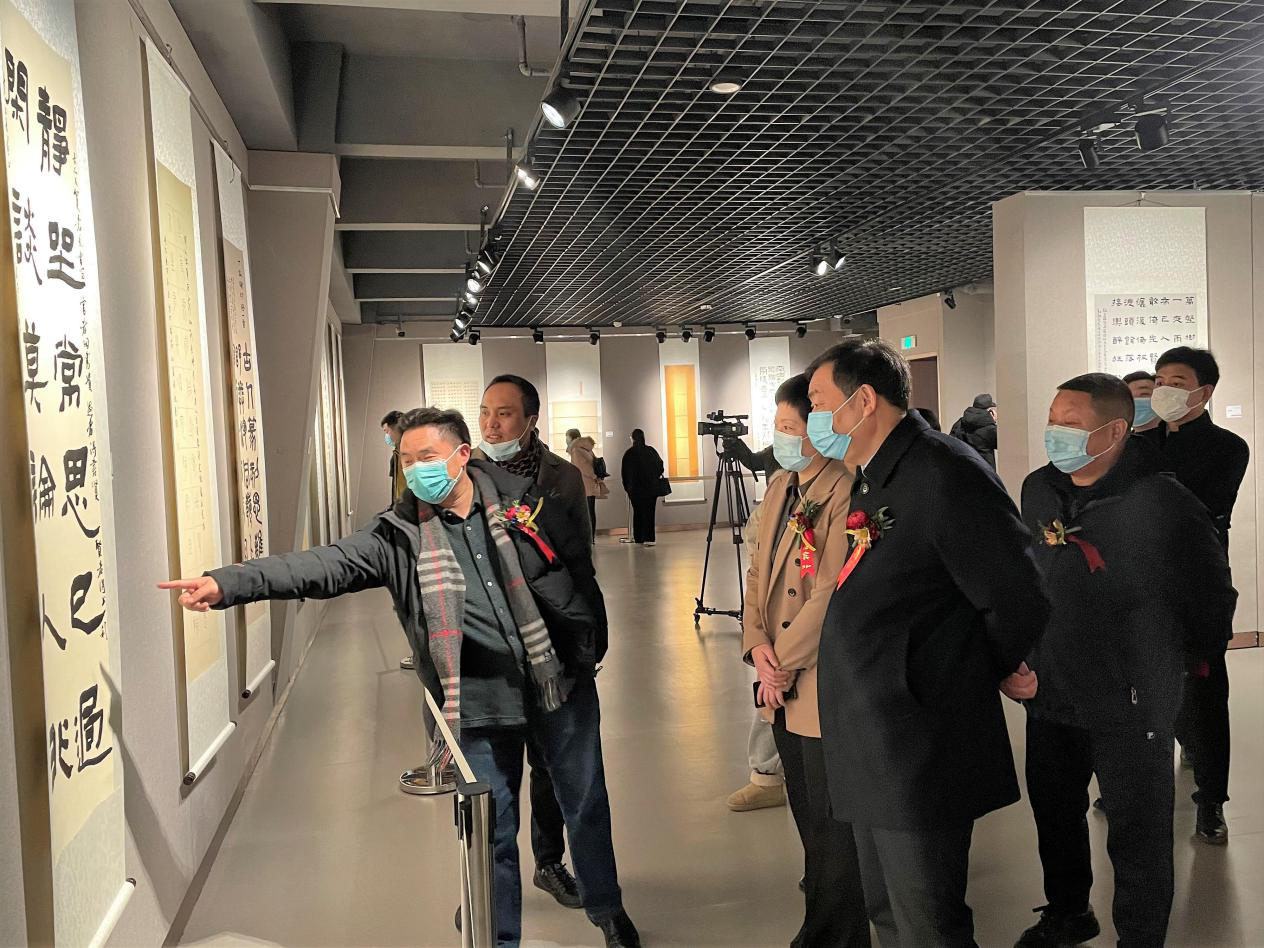 与会领导及嘉宾参观开封市青年书法作品展